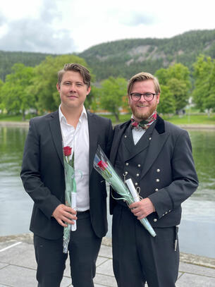Sverre Sævarang og Erik André Ruud poserer for fotografen med jhver sin rose.
