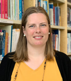 Ingrid Stavnheim på universitetsbiblioteket i Porsgrunn