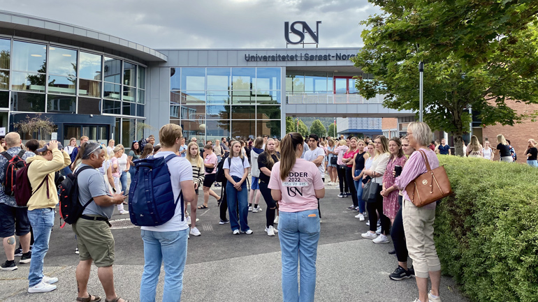 STUDIESTART: Studenter møter faddere under studiestart 2022 i Porsgrunn. (Foto: Karoline Karlengen Larsen)
