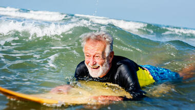 Bilde av eldre mann som surfer