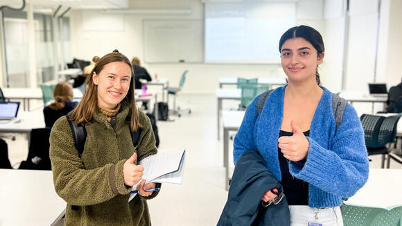 Siri Huseby og Sebar Forsat får faglig hjelp av mer erfarne studenter, som er lønnet av USN og gjennomfører ukentlige samlinger. Bilde av dem
