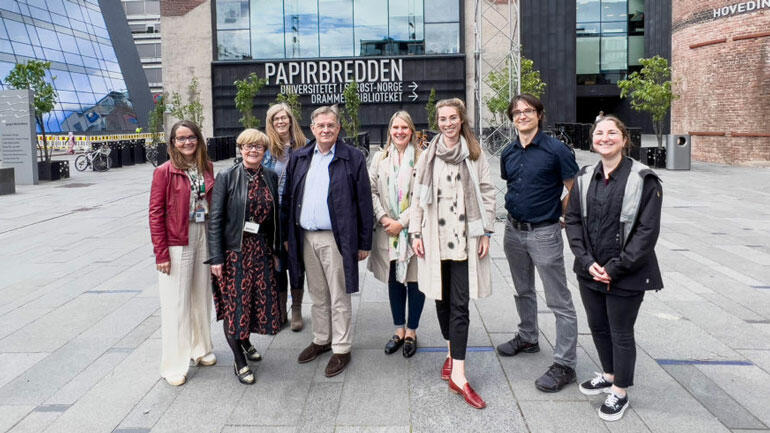 Gjester fra Universitetet i Potsdam poserer med USN-folk foran campus Drammen. Foto