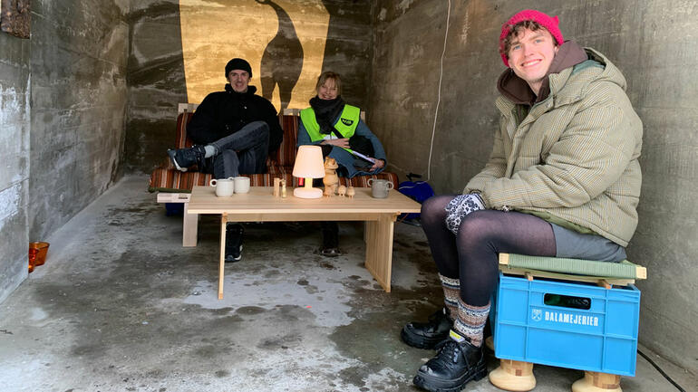 COMPACT LIVING: Mathias Saulsbury (foran) og Vetle Lepperød, begge designstudenter, hadde tatt med seg møblene de har lage ut in en liten murgarasje. 