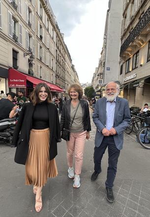 tre personer går gatelangs i Paris. Foto