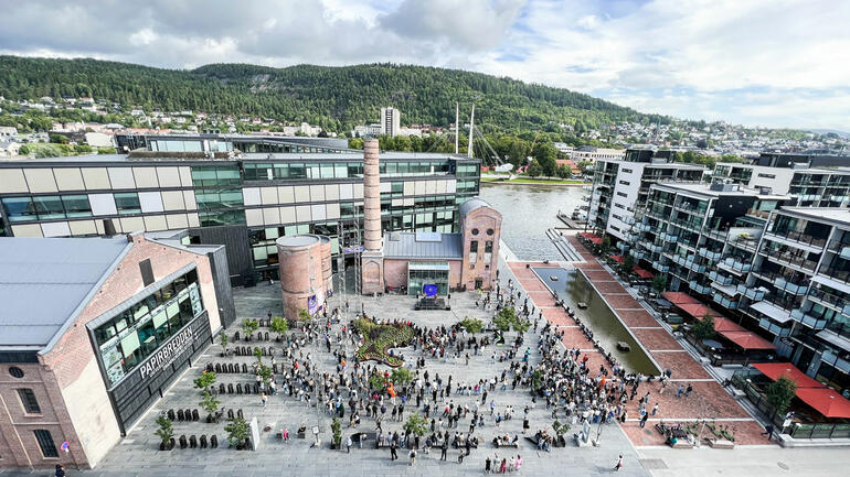 MIDT I BYEN: USN holder til på Papirbredden og er sentralt plassert i Drammen sentrum - ved Drammenselva. (Foto: Jan-Henrik Kulberg) 