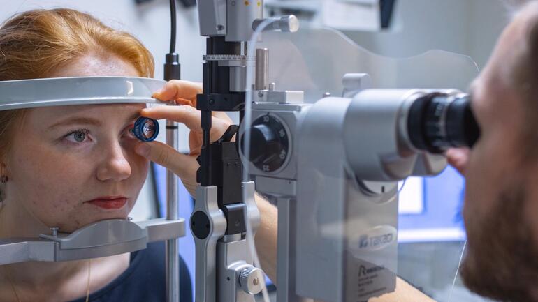 Optikerstudent som øver på ferdigheter i synssenterer på campus Kongsberg