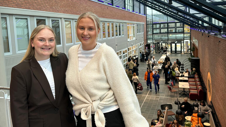 FERSKE: Stine Soltvedt (t.v.) og Marthe Styrvold deltok på Grenlandskonferansen for første gong.