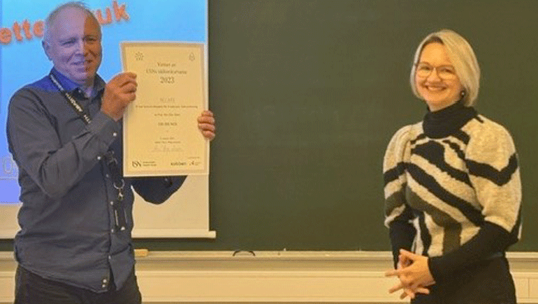 Nils-Olav Skeie posererer med diplomet ved siden av Pia Cecilie Bing-Jonsson