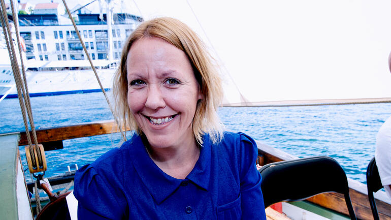 Portrett av Anna Sabina ikledd blå kjole om bord i ishavsskuta Berntine under Arendalsuka 2021