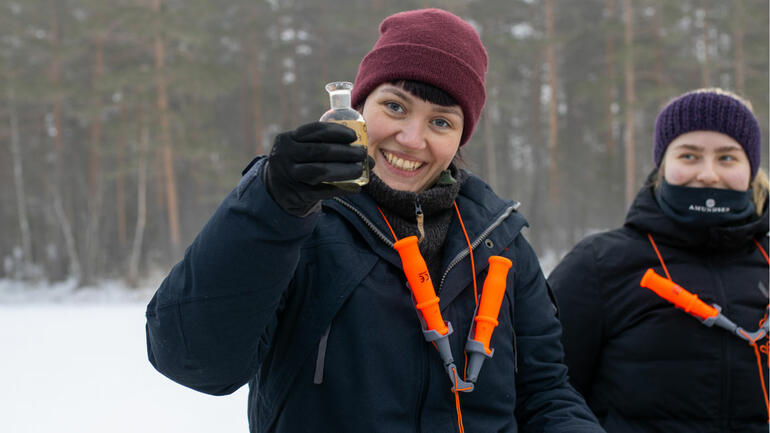 Studentene får god trening i både feltarbeid og bruk av utstyr. Her er Isabell ute og samler vannprøver på isen. 